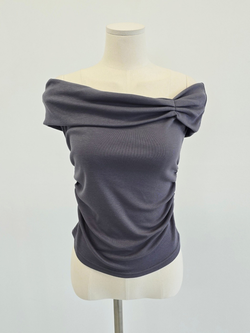 민소매 차콜 색상 이미지-S1L4